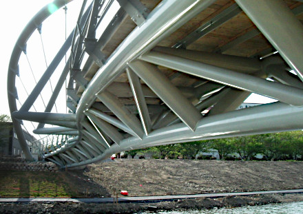 >大川親水緑地人道橋 下から