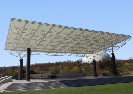愛・地球博記念公園　大芝生広場野外ステージ 全体像